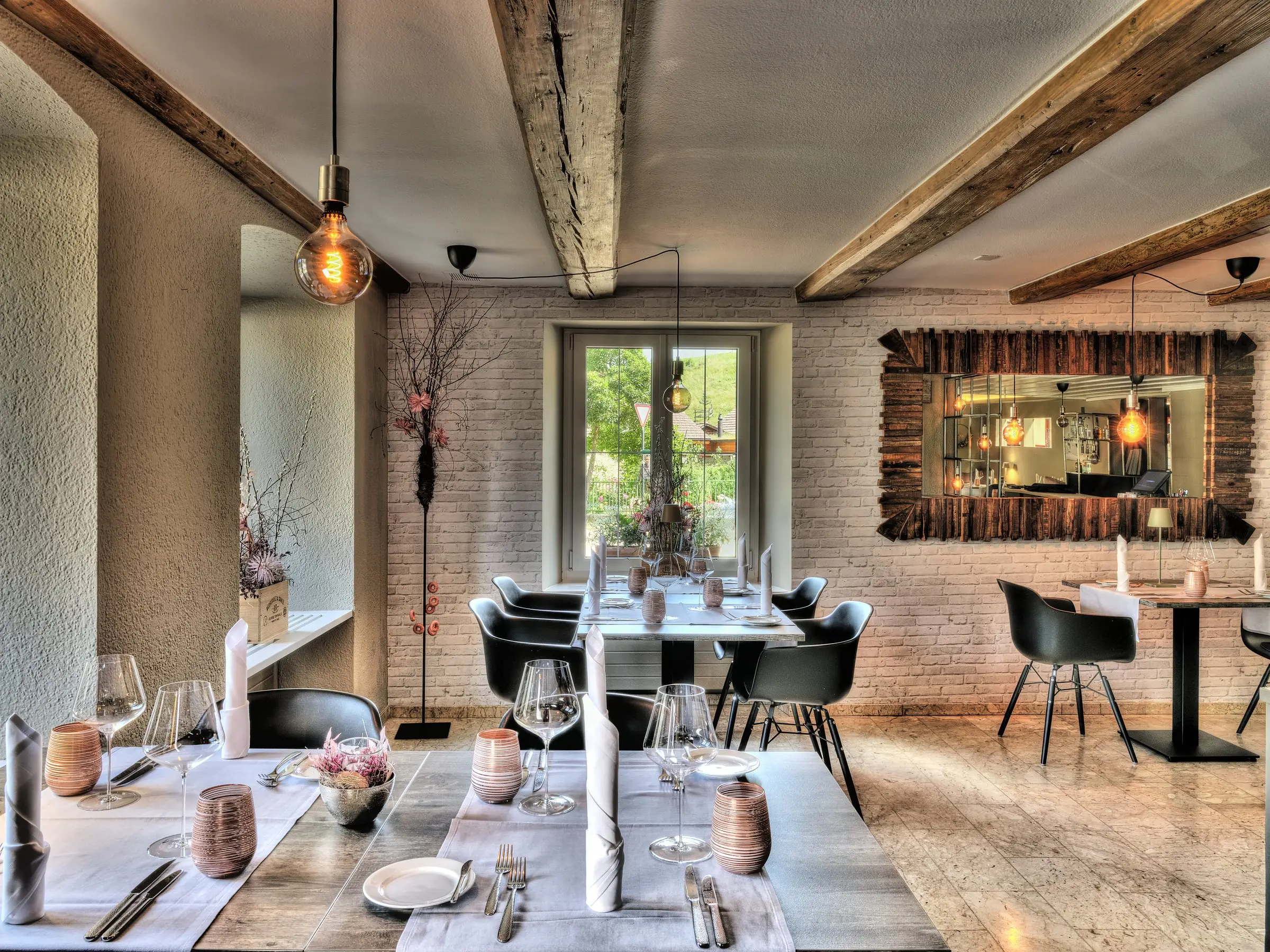 Gedeckte Tische in der Gaststube